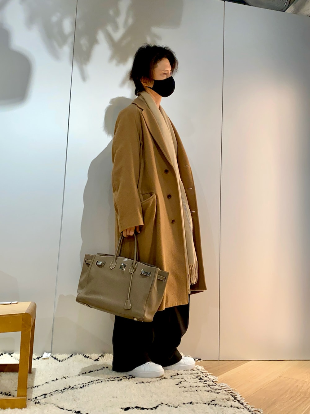 「オーラリー、UNIQLO、ユニクロ、ユニクロコーデ、プチプラ、プチプラコーデ、プチプラミックス、スニーカー、スニーカーコーデ、エルメス、HERMES、おしゃれさんと繋がりたい、カジュアルコーデ、大人カジュアル、コート」｜「HERMESのアイテム（ハンドバッグ、ベージュ系）」を使った、GYUNさん（メンズ・173cm）の冬コーディネートの2枚目の写真