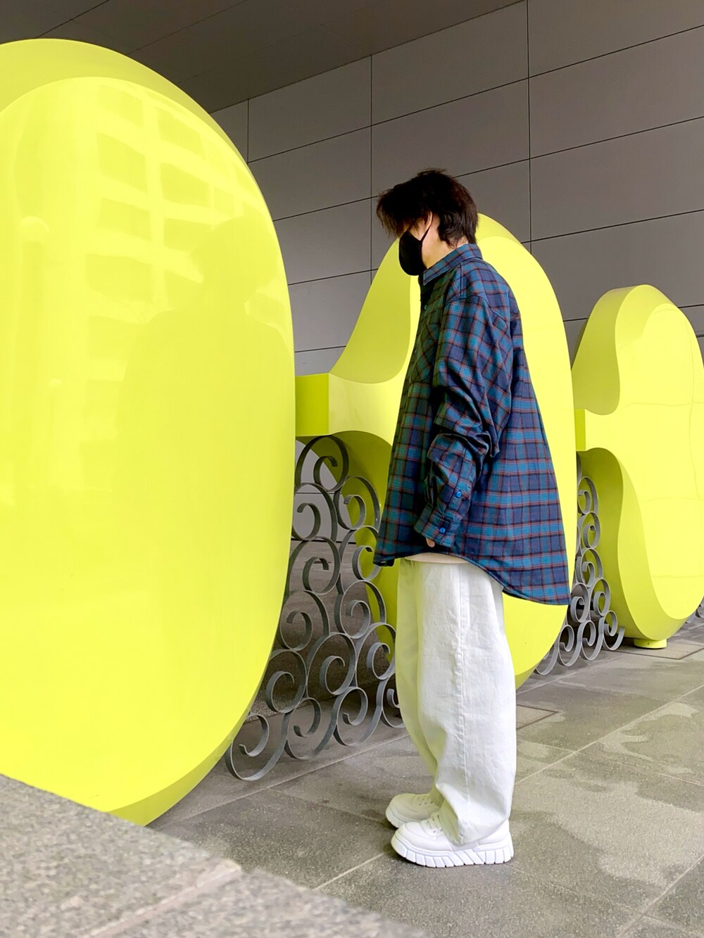 「タートルネック、シャツスタイル、チェック、チエックシャツ、デニム、デニムパンツ、スニーカー、スニーカーコーデ、カジュアルコーデ、古着MIX、スポーツミックス、プチプラ、シンプルスタイル、春、リラックススタイル」｜「FACETASMのアイテム（シャツ/ブラウス、グリーン系）」を使った、GYUNさん（メンズ・173cm）の冬コーディネートの2枚目の写真