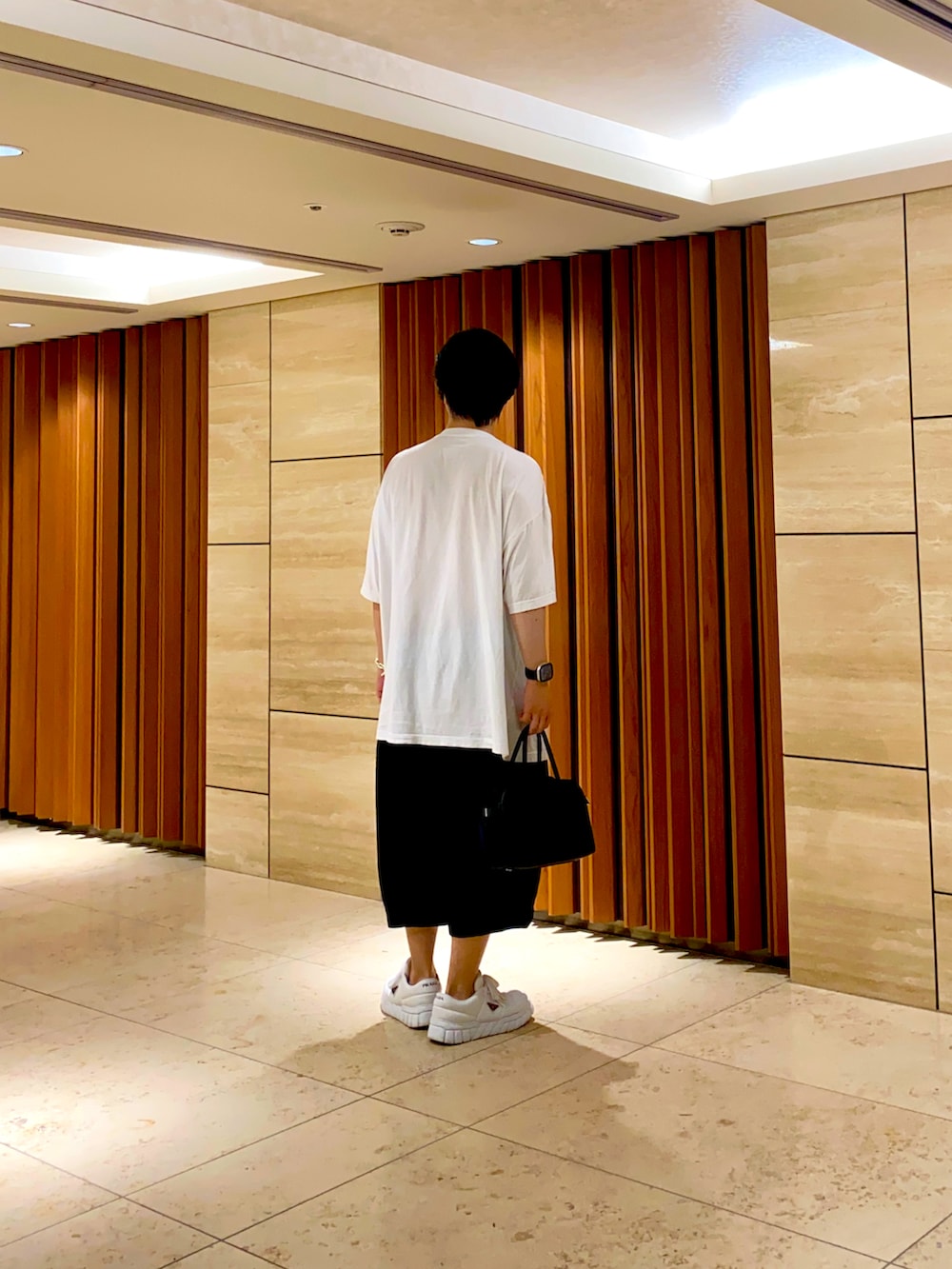 「レイヤードスタイル、プチプラ、休日スタイル、シンプルコーデ、モノトーン、スニーカー、ハーフパンツ、カジュアルコーデ、オトナカジュアル、お洒落さんとつながりたい、白Tシャツ、メンズファッション、オーバーサイズ、ビッグシルエット、お出かけコーデ」｜「Maison Margielaのアイテム（Tシャツ/カットソー、ホワイト系）」を使った、GYUNさん（メンズ・173cm）の夏コーディネートの3枚目の写真