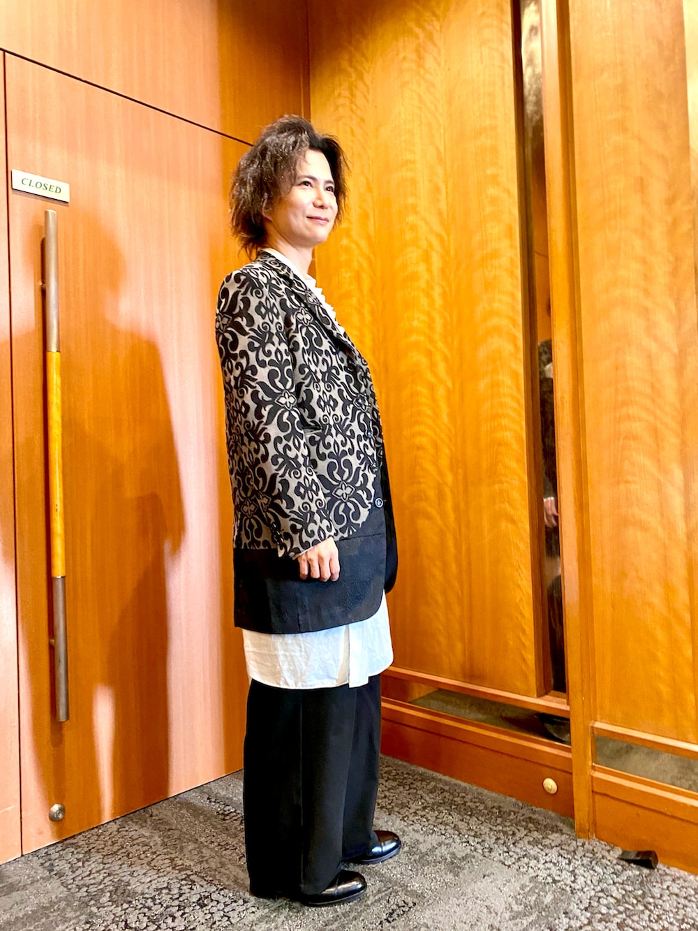 「休日スタイル、お洒落さんとつながりたい、ジャケット、コムデギャルソン、ギャルソン、テーラードジャケット、ドレスシューズ、エドワードグリーン、いいね、save、フォローお願いします🤑、モノトーンコーデ、ドレス、革靴、冬コーデ、パーティースタイル、パーティー」｜「COMME des GARCONS HOMME PLUSのアイテム（テーラードジャケット、ブラック系）」を使った、GYUNさん（メンズ・173cm）の秋コーディネートの3枚目の写真