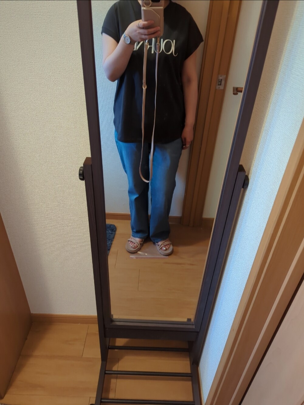 「andmeのロゴプリントフレンチスリーブTシャツ（Tシャツ/カットソー、グレー系）」を使った、mさん（レディース・150cm）の春コーディネートの2枚目の写真