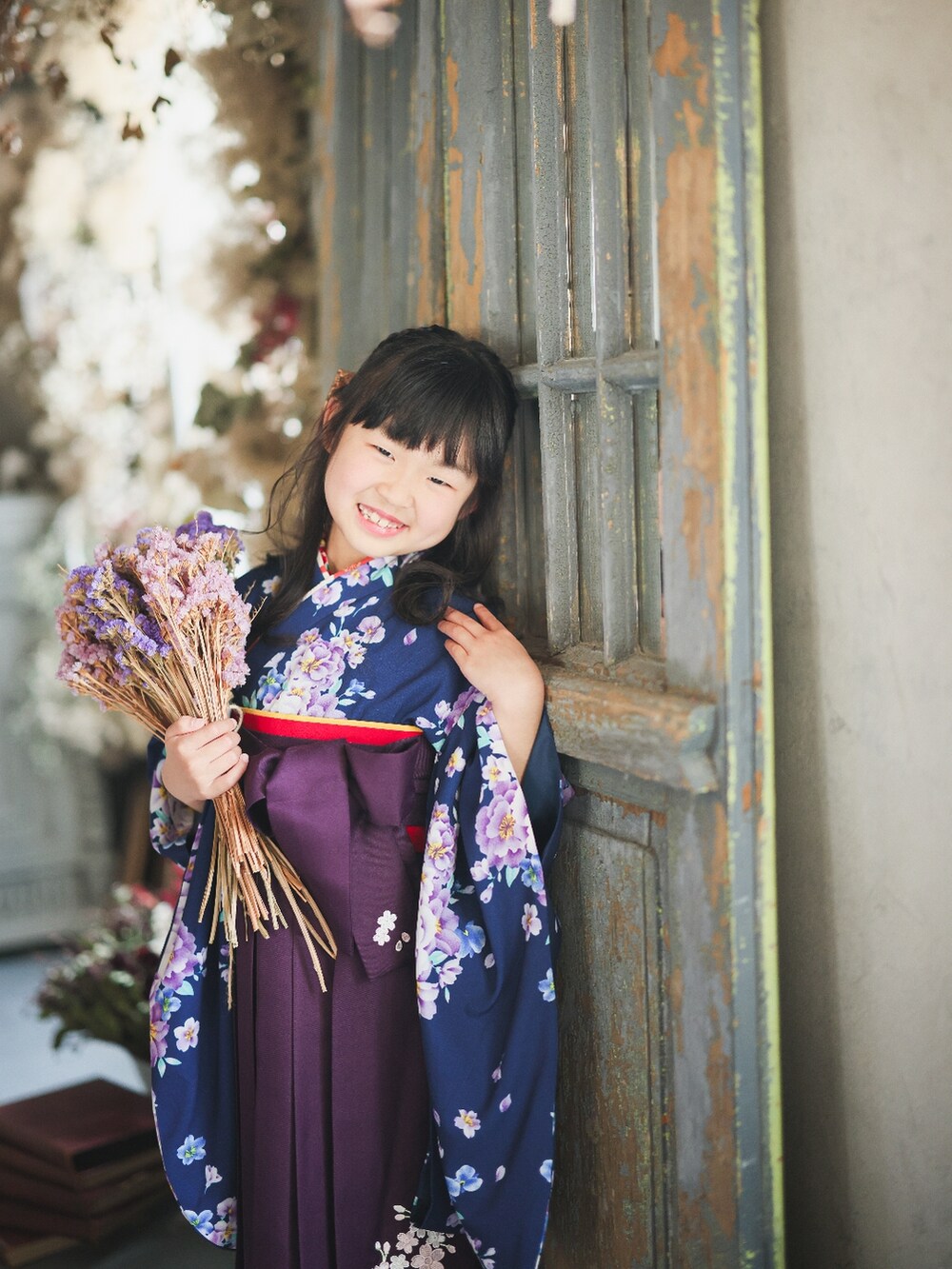 ブラック系のブーツ、ブルー系の着物を着用したキッズの春コーディネートの3枚目の写真