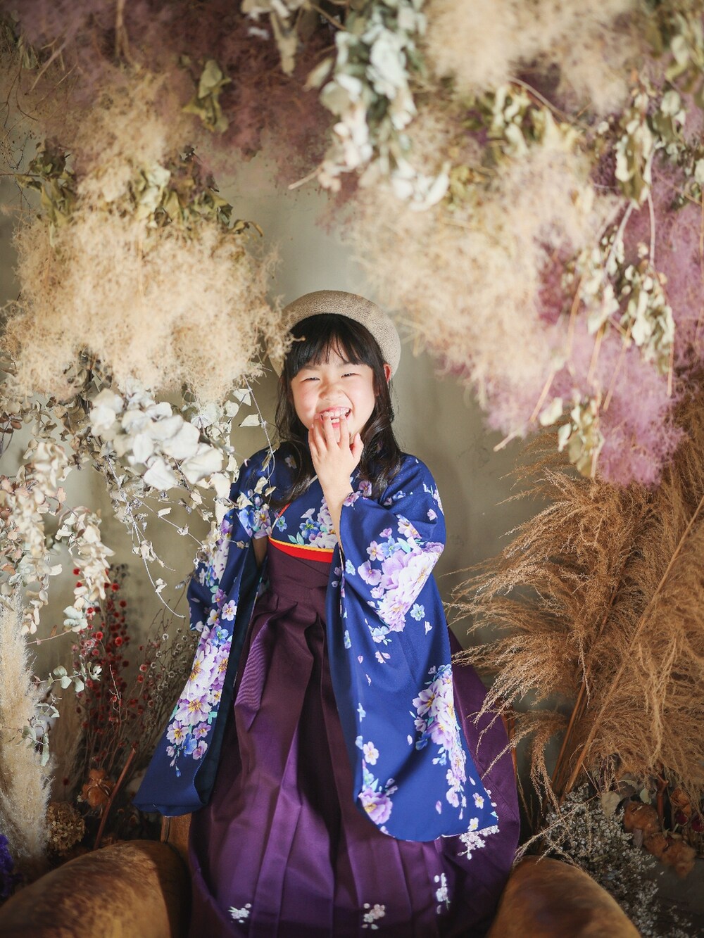 ブラック系のバッグ、ブラック系のブーツ、ブルー系の着物を着用したキッズの春コーディネートの3枚目の写真