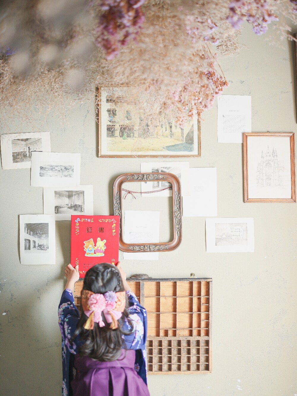 ブラック系のブーツ、ブルー系の着物を着用したキッズの春コーディネートの2枚目の写真