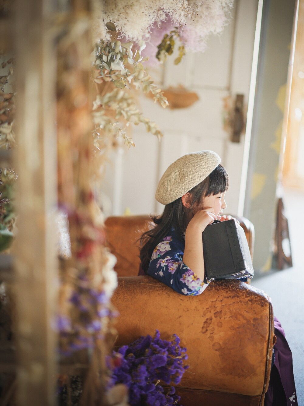 ブラック系のバッグ、ブラック系のブーツ、ブルー系の着物を着用したキッズの春コーディネートの2枚目の写真