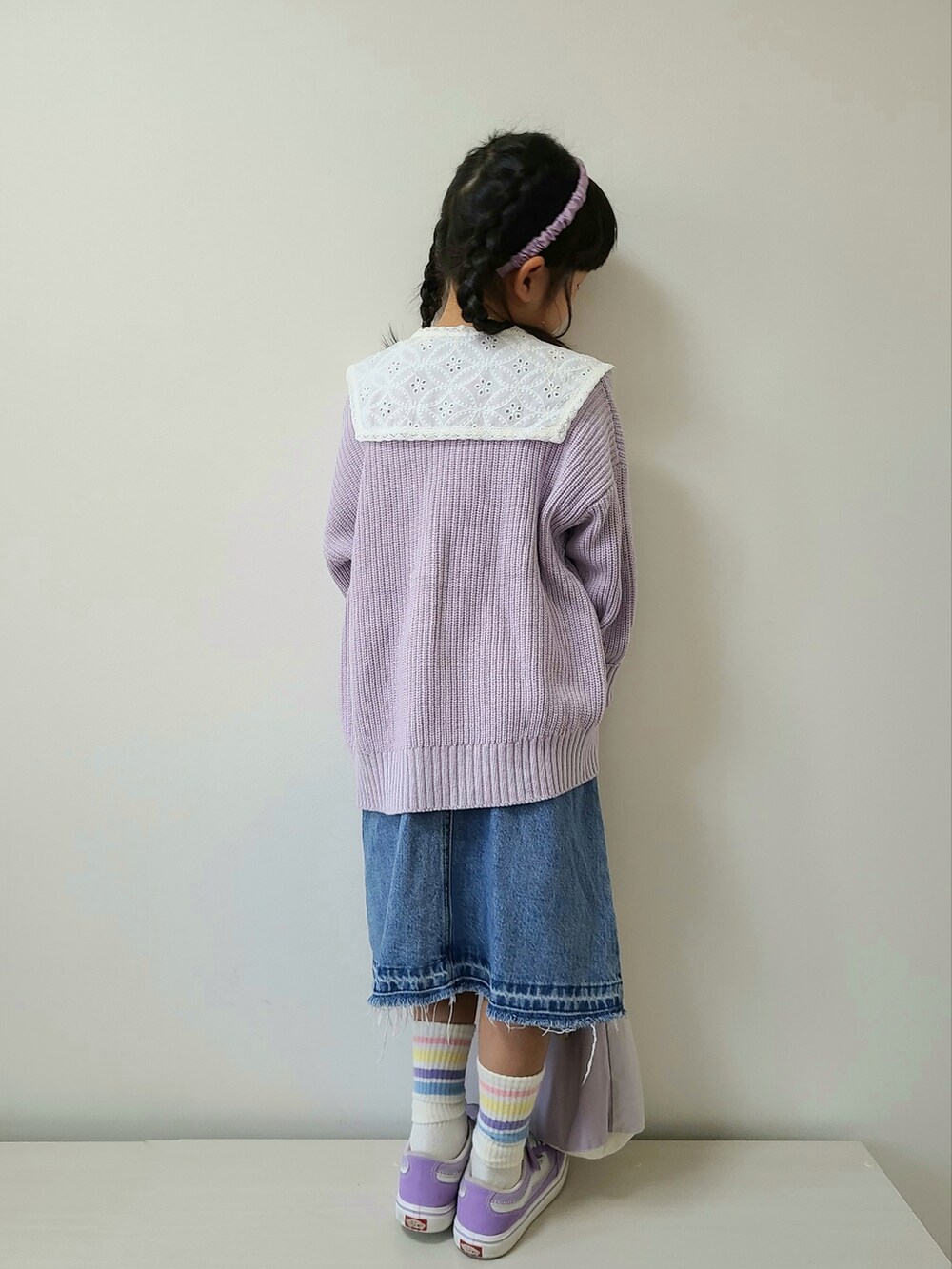 ホワイト系のTシャツ/カットソー、パープル系のカーディガン/ボレロ、パープル系のスニーカーを着用したキッズの春コーディネートの2枚目の写真