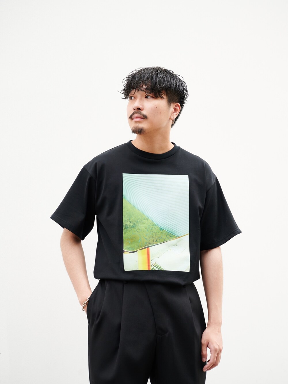 ブラック系のTシャツ/カットソーを着用したメンズの夏コーディネートの4枚目の写真