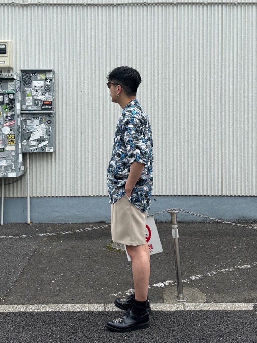 ベージュ系のスラックス、グレー系のシャツ/ブラウスを着用したメンズの春コーディネートの2枚目の写真