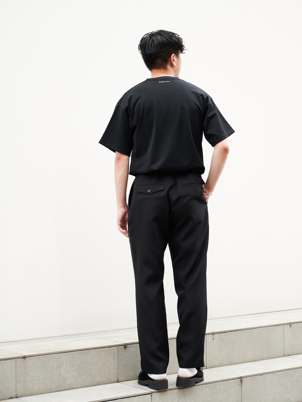 ブラック系のTシャツ/カットソーを着用したメンズの夏コーディネートの3枚目の写真