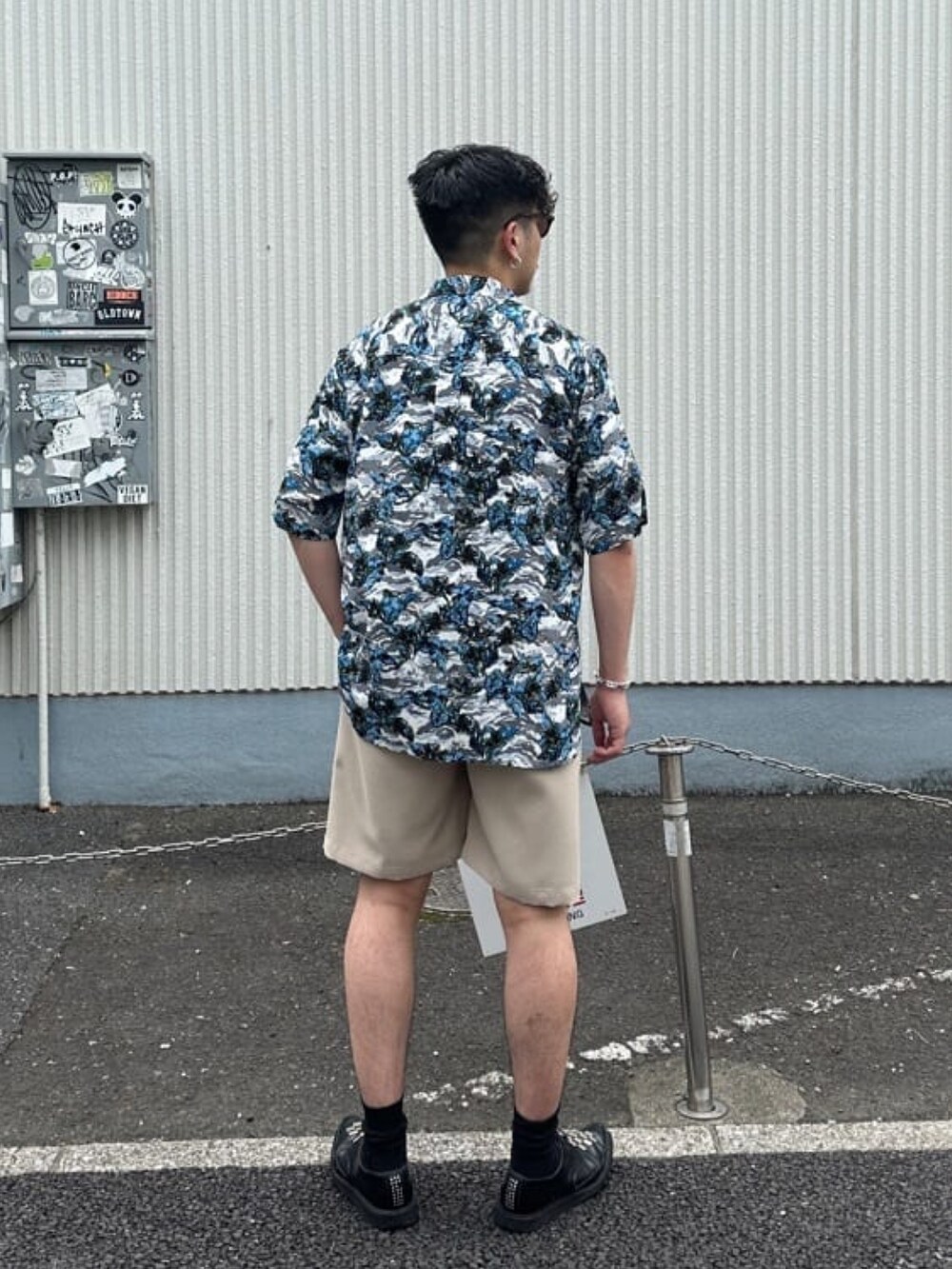 ベージュ系のスラックス、グレー系のシャツ/ブラウスを着用したメンズの春コーディネートの3枚目の写真