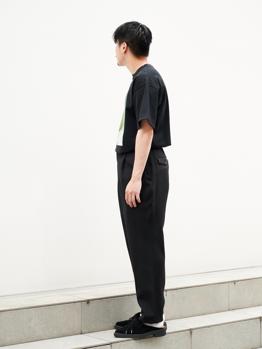 ブラック系のTシャツ/カットソーを着用したメンズの夏コーディネートの2枚目の写真