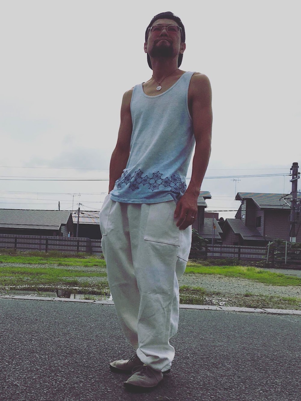 ホワイト系のパンツ、ブルー系のトップスを着用したメンズの夏コーディネートの5枚目の写真