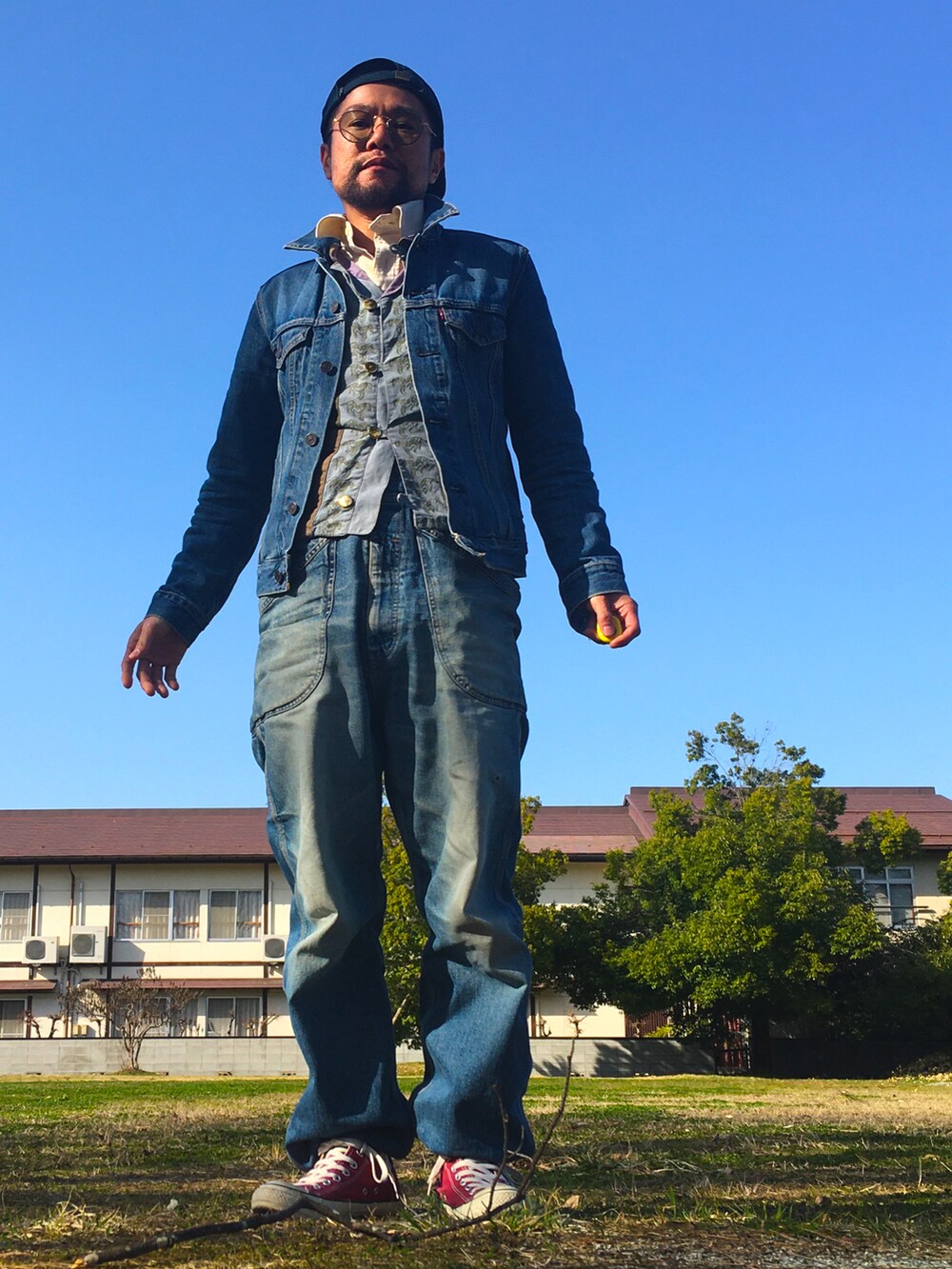 ブルー系のつなぎ/オールインワン、ブルー系のデニムジャケット、その他のベストを着用したメンズの春コーディネートの2枚目の写真