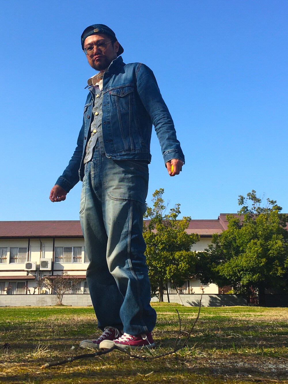 ブルー系のつなぎ/オールインワン、ブルー系のデニムジャケット、その他のベストを着用したメンズの春コーディネートの4枚目の写真