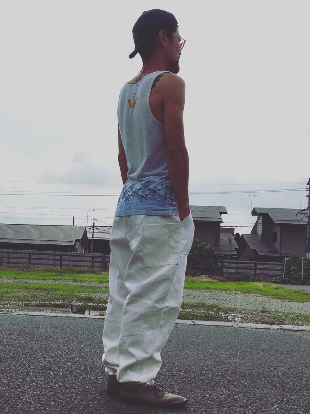 ホワイト系のパンツ、ブルー系のトップスを着用したメンズの夏コーディネートの3枚目の写真