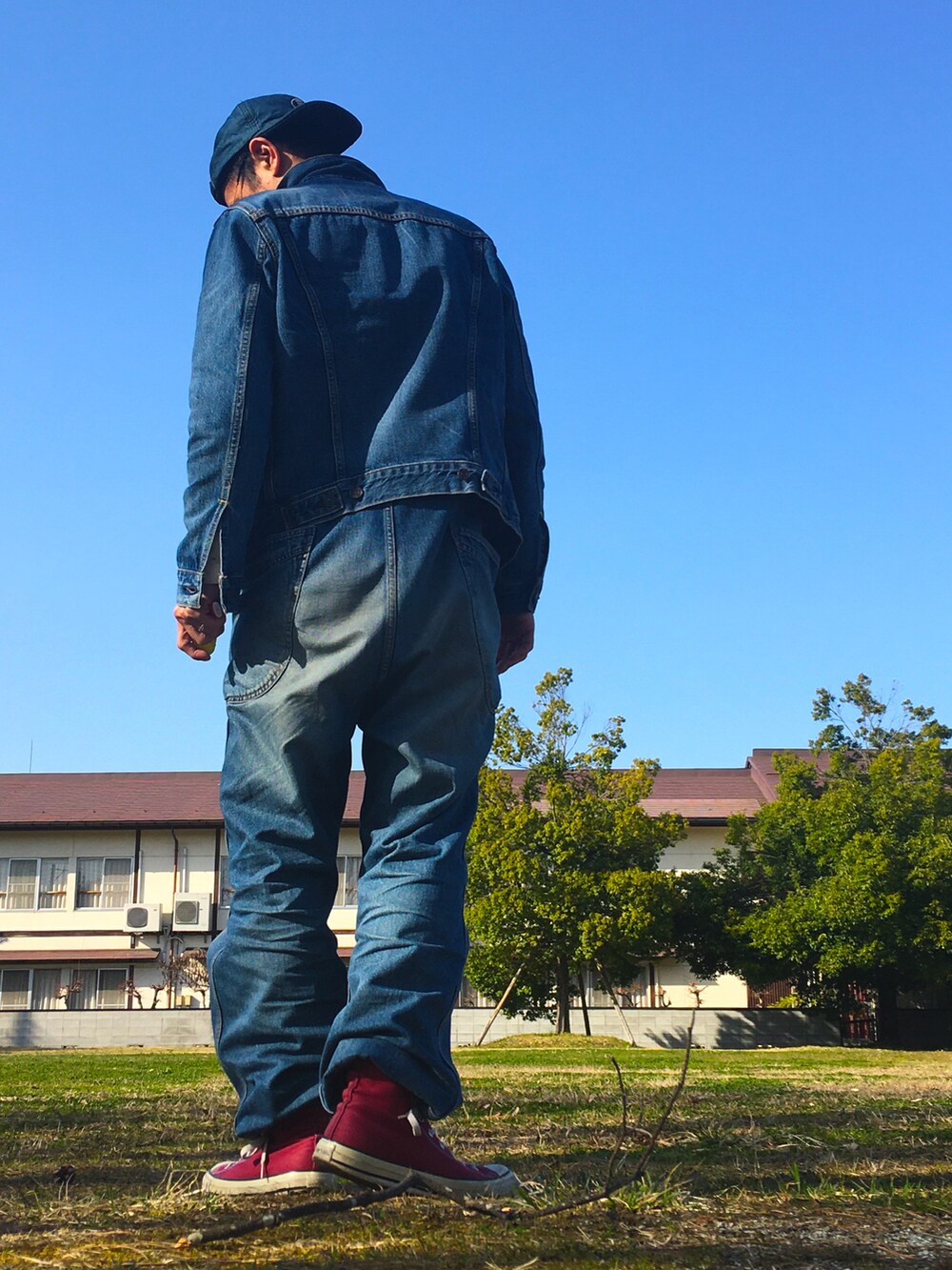 ブルー系のつなぎ/オールインワン、ブルー系のデニムジャケット、その他のベストを着用したメンズの春コーディネートの3枚目の写真