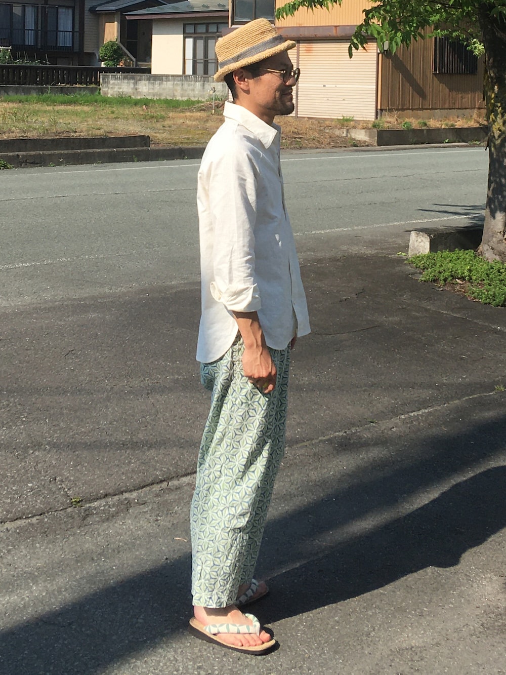 ホワイト系のシャツ/ブラウス、グリーン系のサンダルを着用したメンズの夏コーディネートの3枚目の写真
