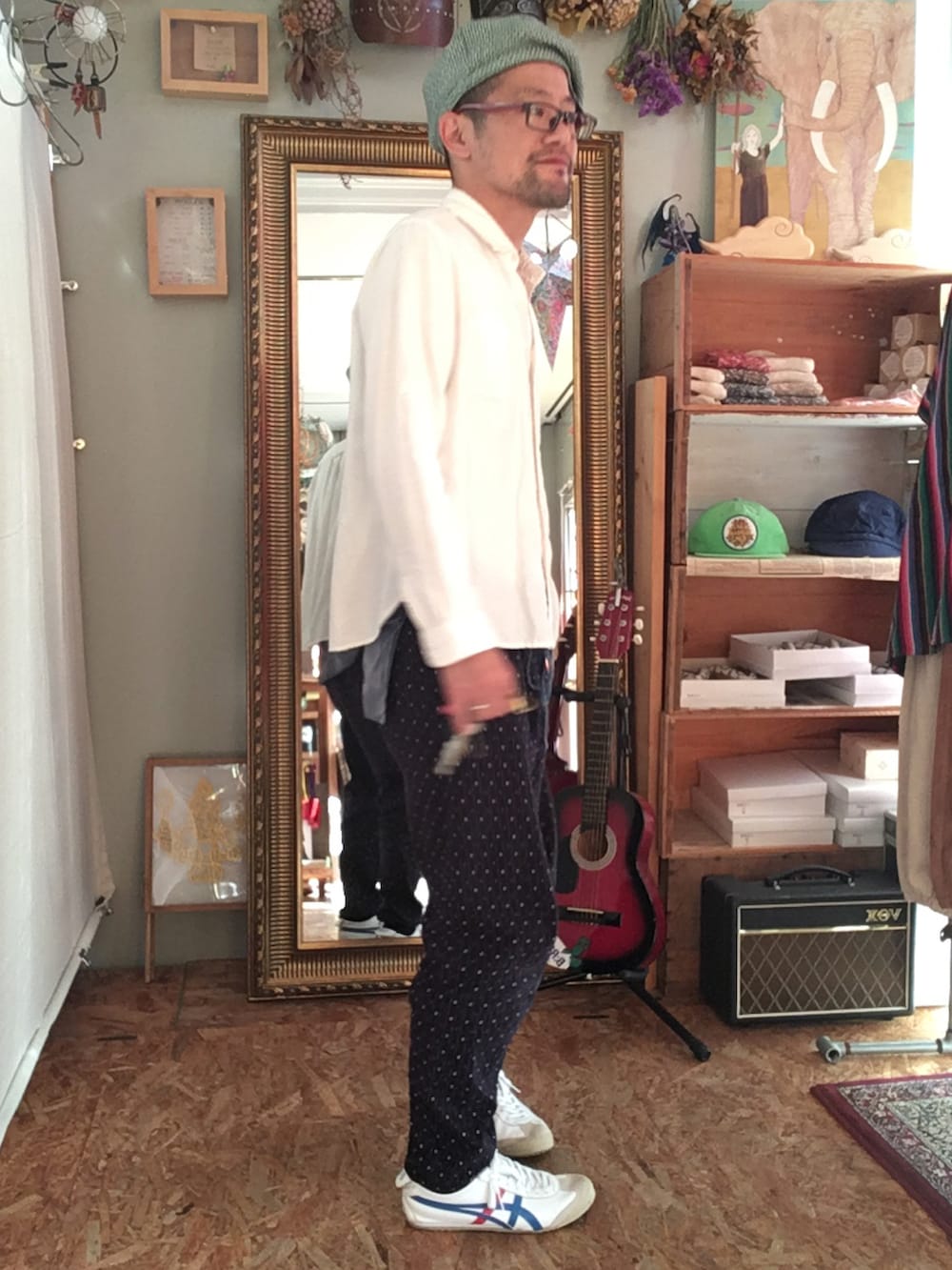 その他のその他パンツ、ホワイト系のスニーカーを着用したメンズの春コーディネートの2枚目の写真