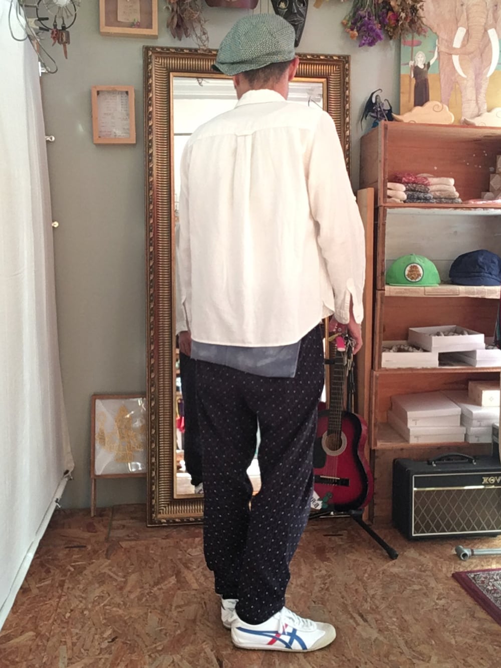 その他のその他パンツ、ホワイト系のスニーカーを着用したメンズの春コーディネートの3枚目の写真