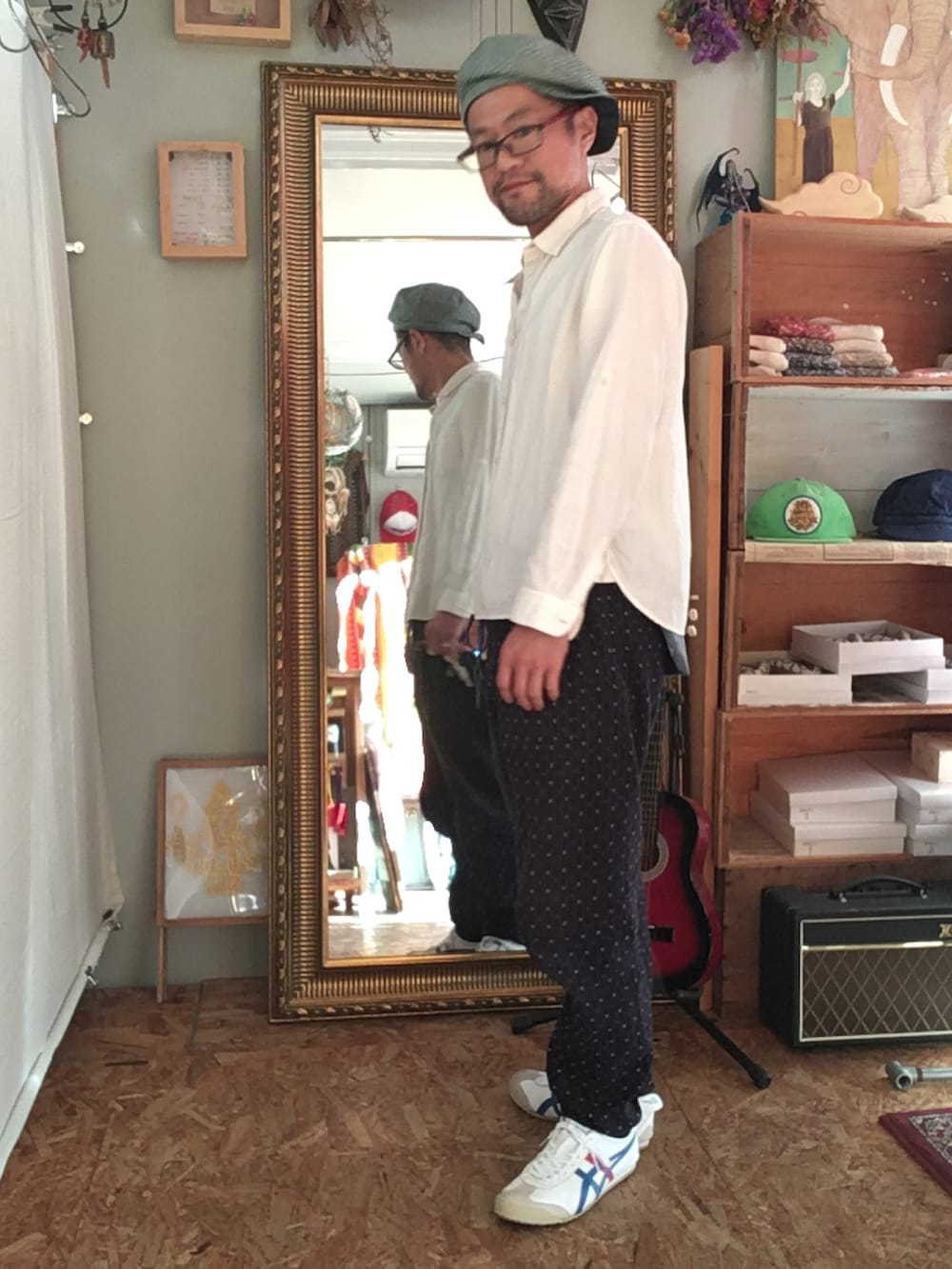 その他のその他パンツ、ホワイト系のスニーカーを着用したメンズの春コーディネートの4枚目の写真