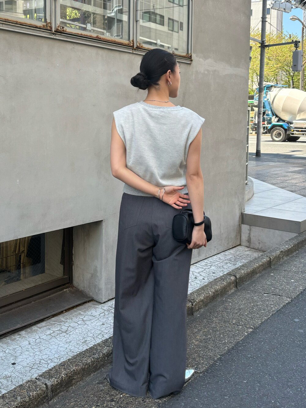 グレー系のTシャツ/カットソー、グレー系のその他パンツ、ブラック系のハンドバッグを着用したレディースの春コーディネートの2枚目の写真