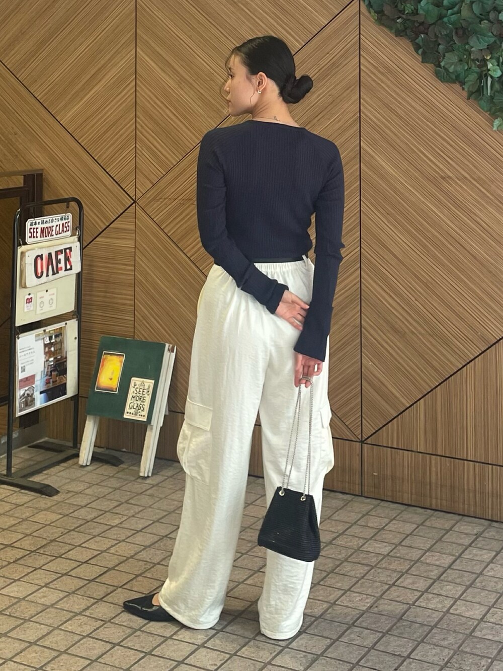 ブルー系のニット/セーター、ホワイト系のカーゴパンツ、ブラック系のサンダルを着用したレディースの秋コーディネートの2枚目の写真