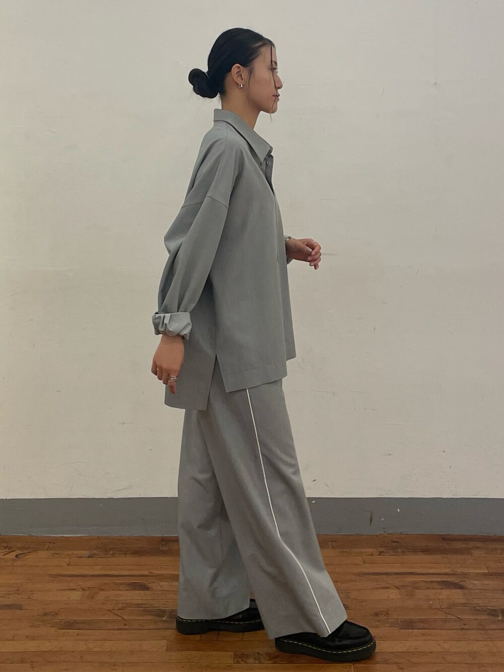 グレー系のパンツ、グレー系のパンツを着用したレディースの夏コーディネートの3枚目の写真