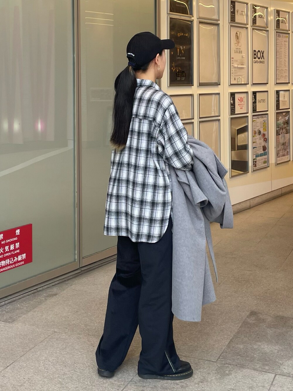 グレー系のシャツ/ブラウス、ブラック系のその他パンツ、グレー系のその他アウターを着用したレディースの冬コーディネートの3枚目の写真