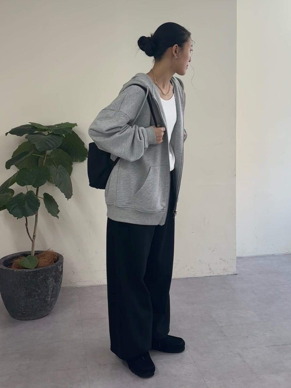 ブラック系のバックパック/リュック、グレー系のパーカーを着用したレディースの秋コーディネートの2枚目の写真