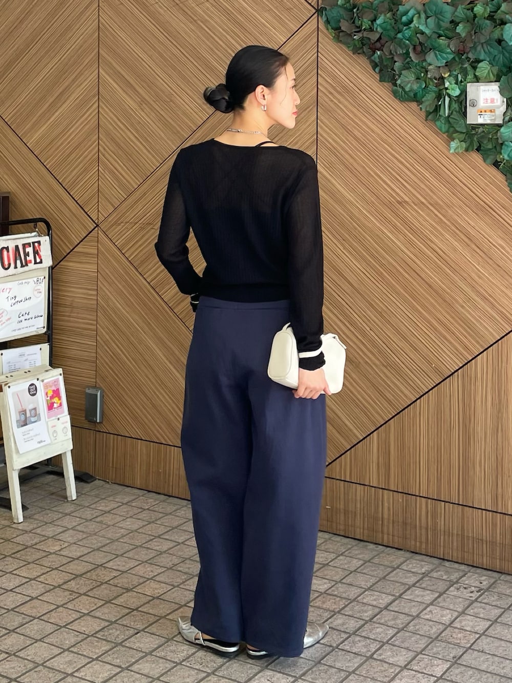 ホワイト系のハンドバッグ、シルバー系のサンダル、ブルー系のその他パンツを着用したレディースの春コーディネートの2枚目の写真