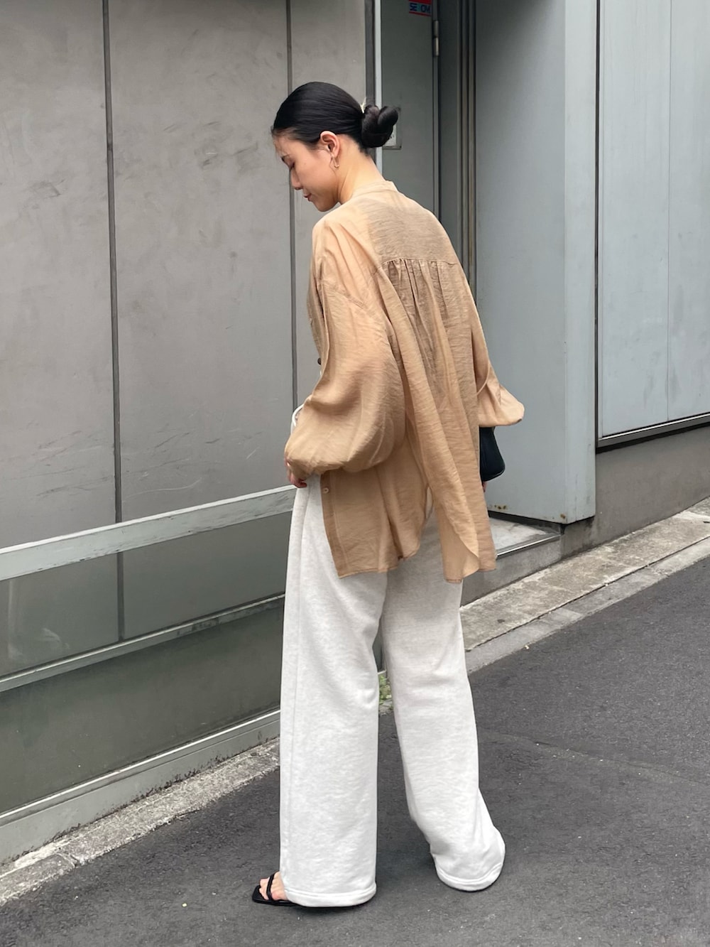 ホワイト系のスウェットパンツ、ブラウン系のタンクトップ、ブラウン系のシャツ/ブラウスを着用したレディースの春コーディネートの2枚目の写真