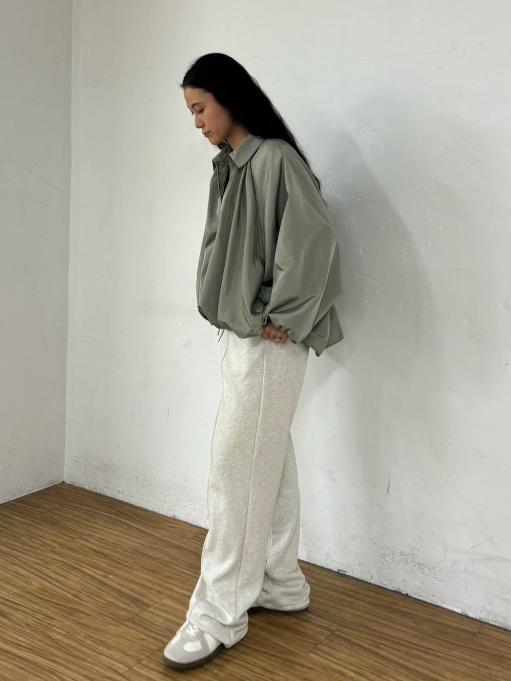 グリーン系のジャケット/アウター、ホワイト系のスウェットパンツを着用したレディースの春コーディネートの2枚目の写真