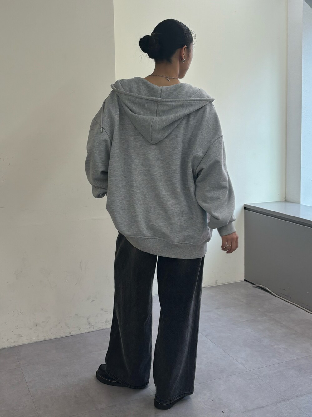 ホワイト系のTシャツ/カットソー、グレー系のパーカー、ブラック系のデニムパンツを着用したレディースの秋コーディネートの2枚目の写真