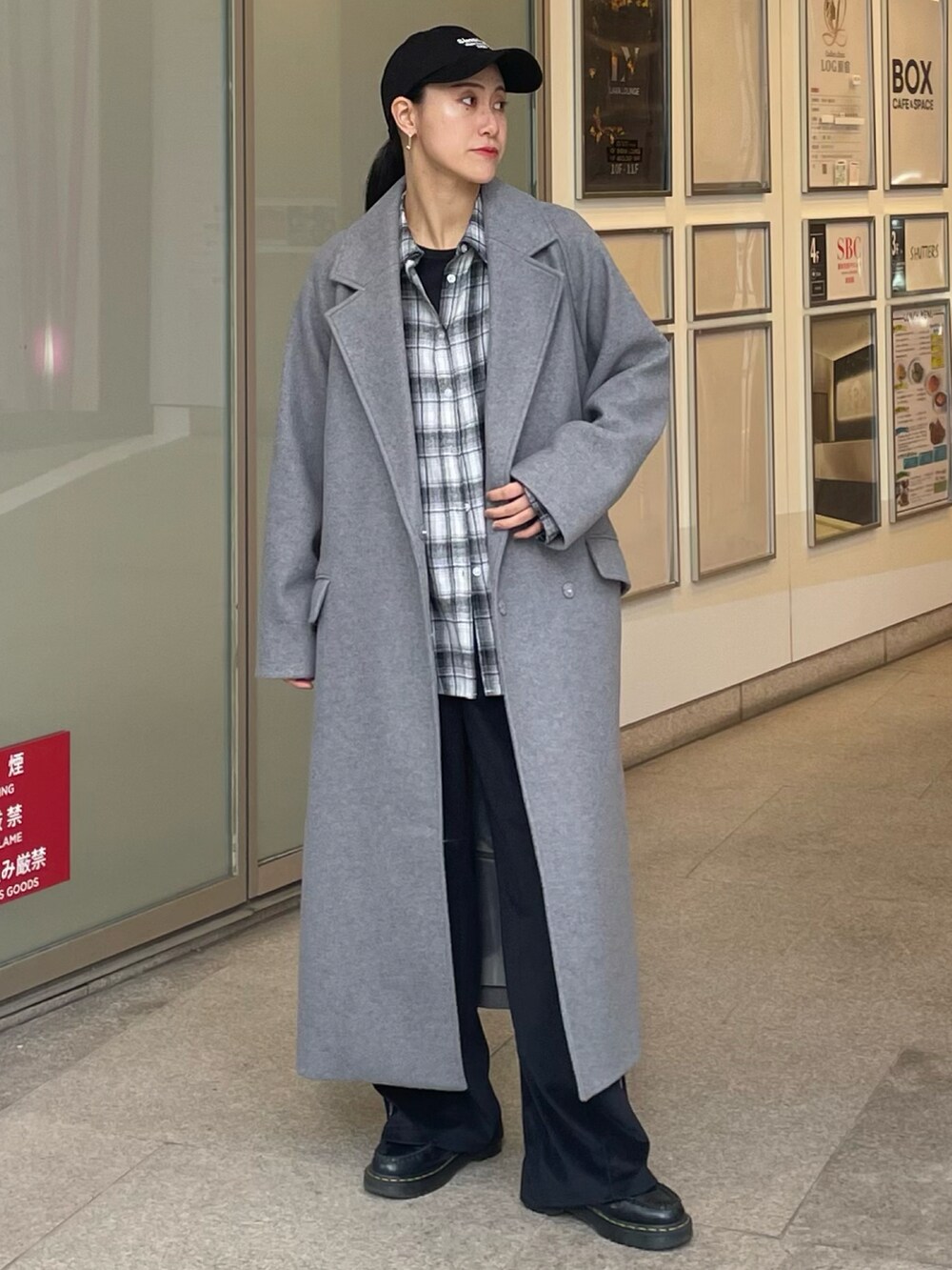 グレー系のシャツ/ブラウス、ブラック系のその他パンツ、グレー系のその他アウターを着用したレディースの冬コーディネートの2枚目の写真