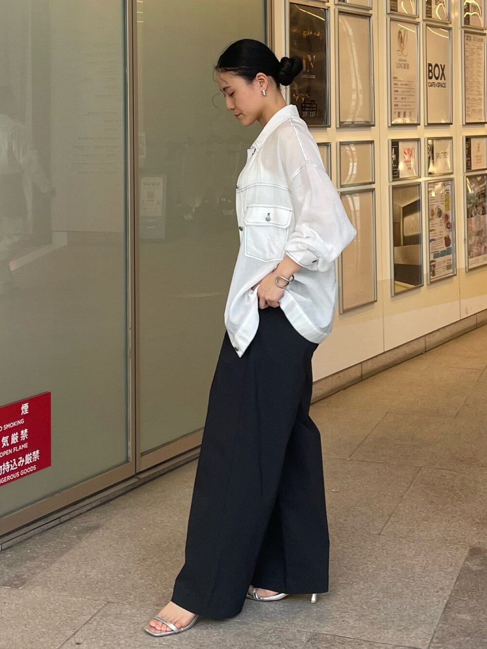 ホワイト系のシャツ/ブラウスを着用したレディースの春コーディネートの2枚目の写真