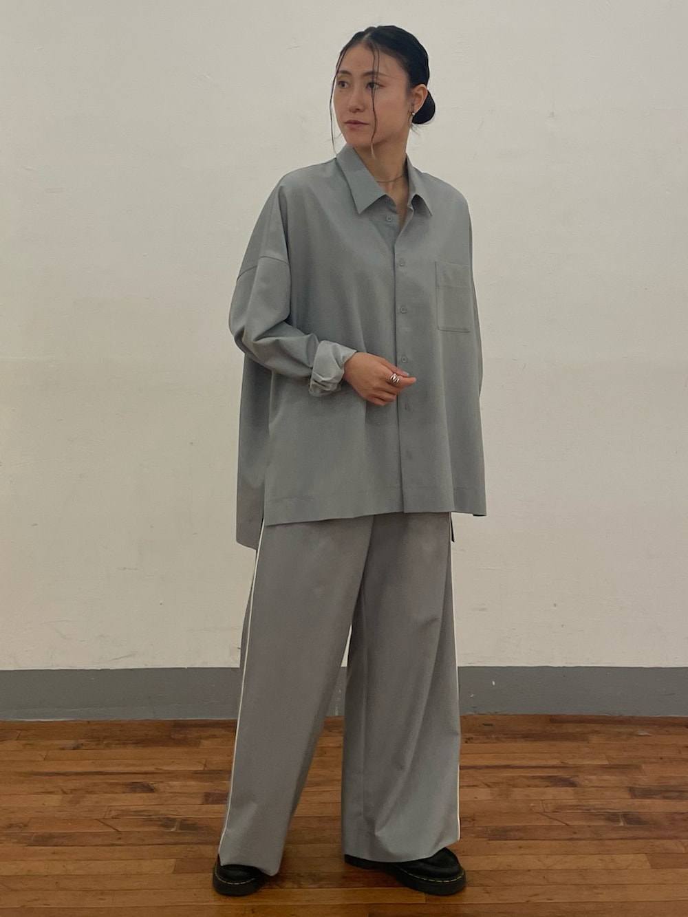 グレー系のパンツ、グレー系のパンツを着用したレディースの夏コーディネートの2枚目の写真