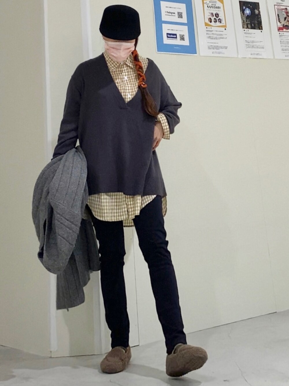 ブラック系のデニムパンツ、ベージュ系のシャツ/ブラウス、グレー系のジャケット/アウターを着用したレディースの秋コーディネートの2枚目の写真