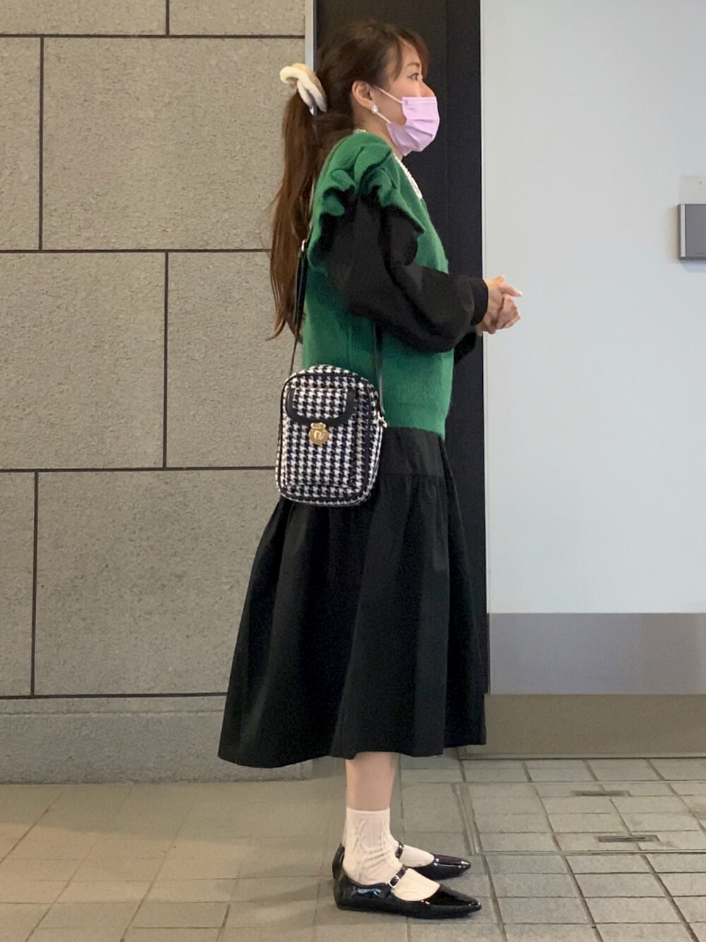 「トレンド、ベスト、ロングスカート、ガーリー、お出かけコーデ、プチプラ、プチプラコーデ、低身長、ベストスタイル、おしゃれさんと繋がりたい、プチプラミックス、ニット/セーター、グリーン」｜「GUのアイテム（スカート、ブラック系）」を使った、Birdy Pさん（レディース・152cm）の冬コーディネートの2枚目の写真