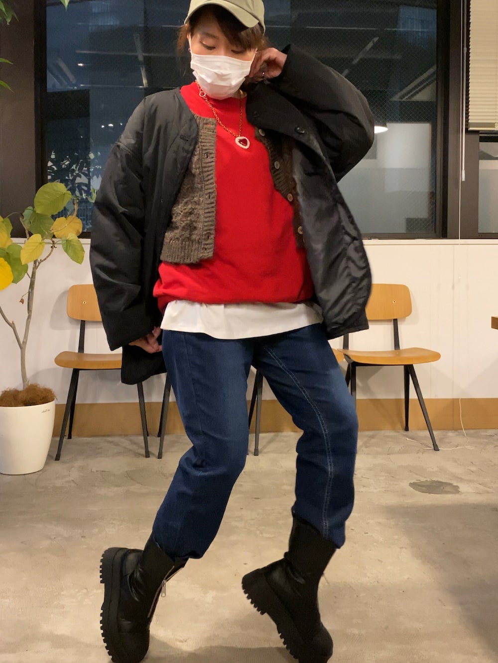 「レイヤードスタイル、今日のコーデ、休日スタイル、冬コーデ、カッコイイ女子、レッド、低身長女子、ootd、シンプルコーデ」｜「SLYのZIP UP TRACK SOLE BOOTS/ジップアップトラックソールブーツ（ブーツ、ブラック系）」を使った、Birdy Pさん（レディース・152cm）の冬コーディネートの2枚目の写真