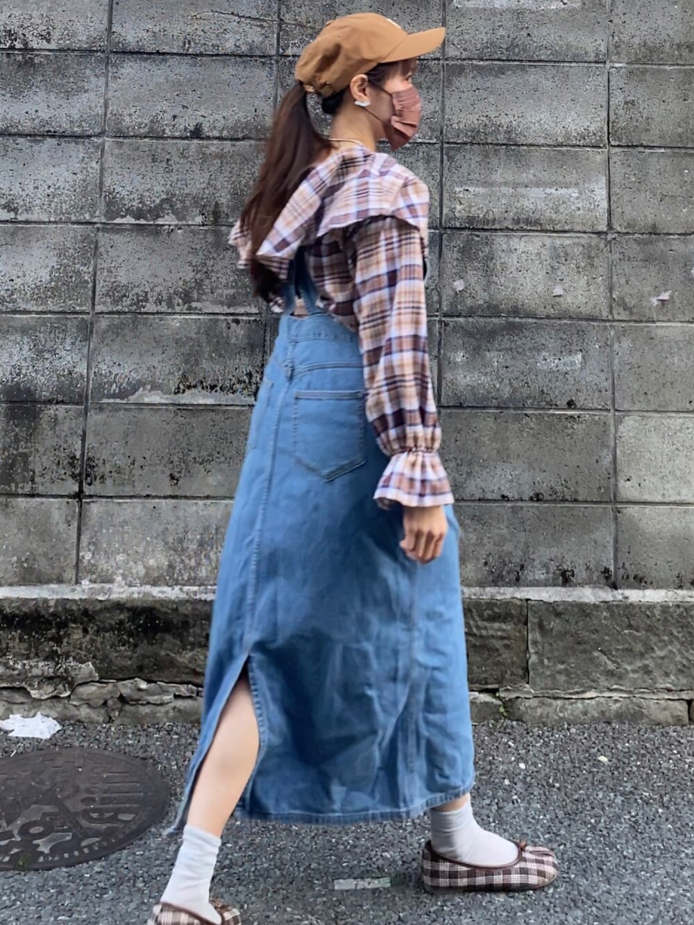 「大人女子、ゆるコーデ、春色、シンプル、チェック、淡色女子、淡色コーデ、デニム、メッシュ」｜「Latticeのロゴキャップ2（ハット、ブラウン系）」を使った、Birdy Pさん（レディース・152cm）の春コーディネートの2枚目の写真