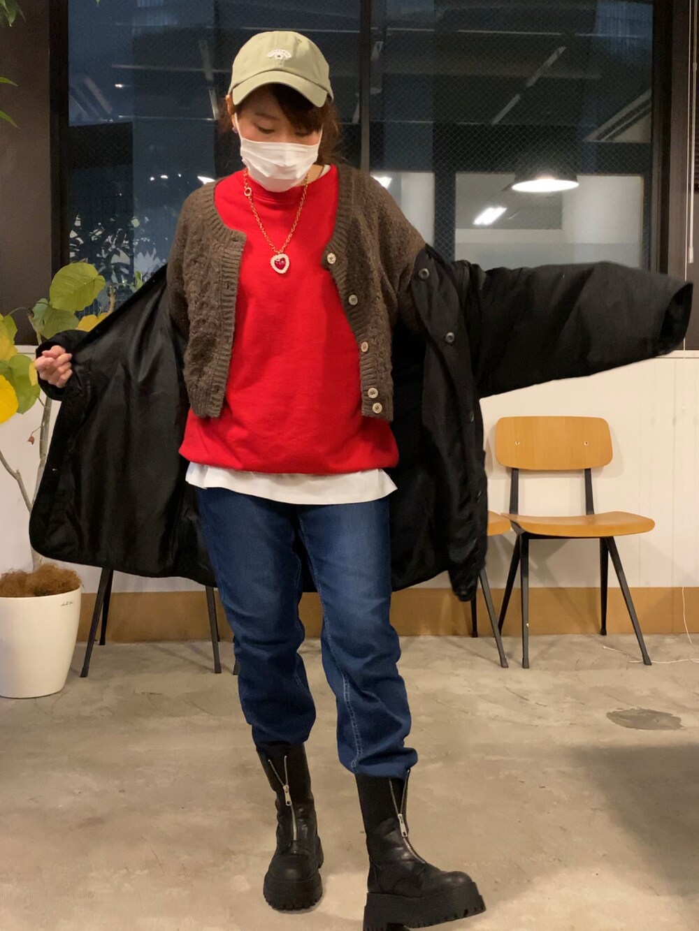 「レイヤードスタイル、今日のコーデ、休日スタイル、冬コーデ、カッコイイ女子、レッド、低身長女子、ootd、シンプルコーデ」｜「SLYのZIP UP TRACK SOLE BOOTS/ジップアップトラックソールブーツ（ブーツ、ブラック系）」を使った、Birdy Pさん（レディース・152cm）の冬コーディネートの3枚目の写真