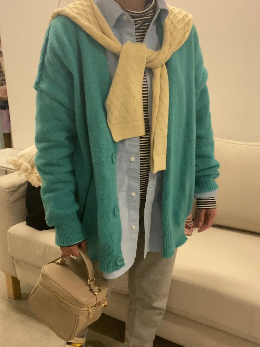 「カジュアルコーデ、休日スタイル、今日のコーデ、ootd、ホワイト、オトナカジュアル、低身長コーデ」｜「GUのアイテム（パンツ、グレー系）」を使った、Birdy Pさん（レディース・152cm）の冬コーディネートの2枚目の写真