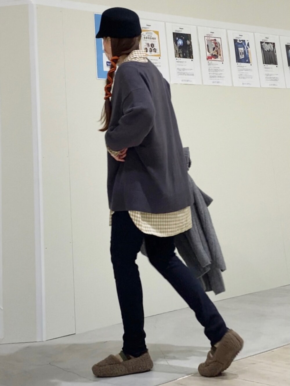 ブラック系のデニムパンツ、ベージュ系のシャツ/ブラウス、グレー系のジャケット/アウターを着用したレディースの秋コーディネートの3枚目の写真