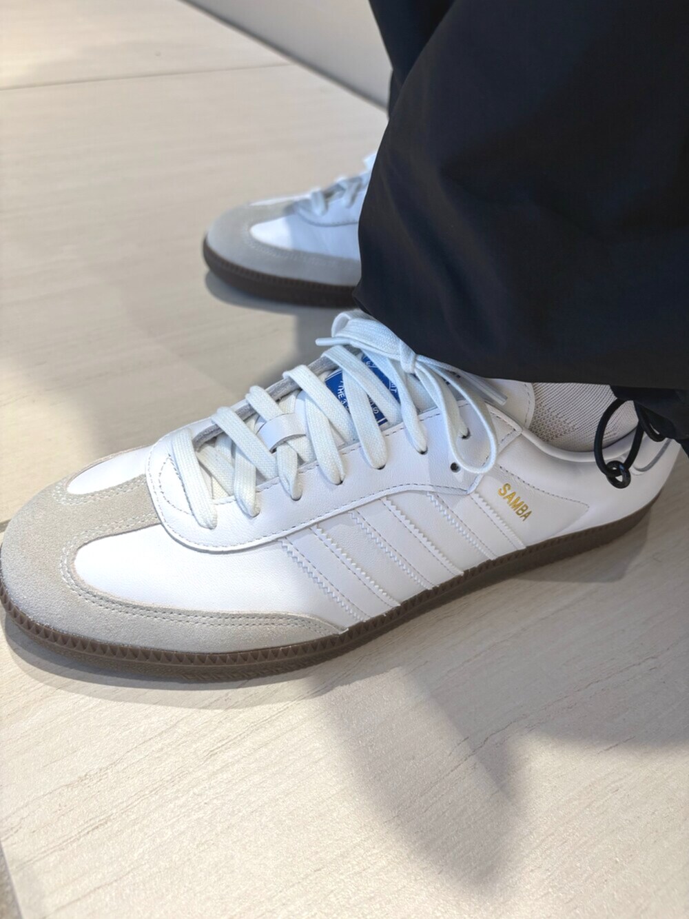 ブルー系のシャツ/ブラウス、ホワイト系のスニーカーを着用したメンズの夏コーディネートの4枚目の写真