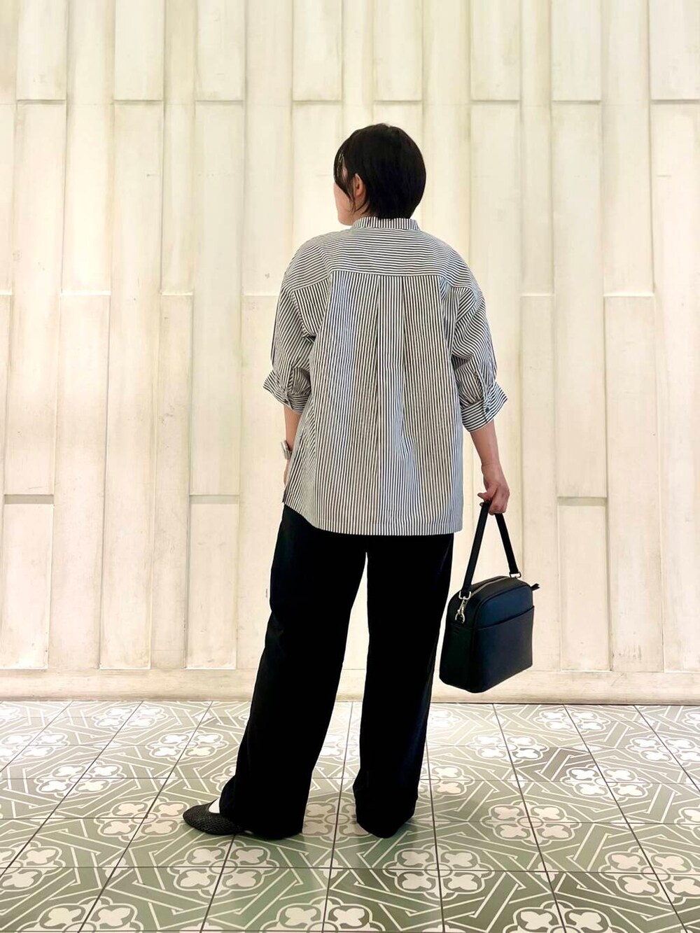 ブラック系のパンプス、ブラック系のその他パンツ、ブラック系のシャツ/ブラウスを着用したレディースの夏コーディネートの2枚目の写真