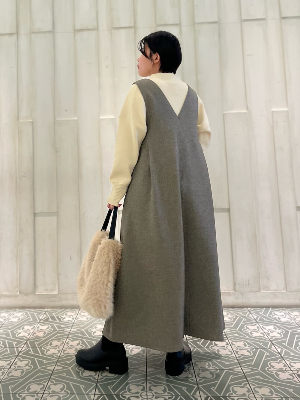 ブルー系のその他アウター、ホワイト系のニット/セーター、グレー系のワンピースを着用したレディースの冬コーディネートの5枚目の写真