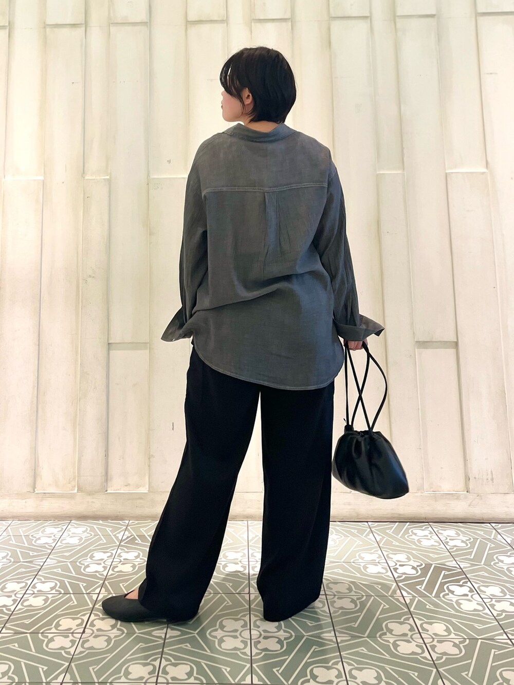 ブラック系のシャツ/ブラウス、ブラック系のその他パンツ、ブラック系のショルダーバッグを着用したレディースの秋コーディネートの2枚目の写真