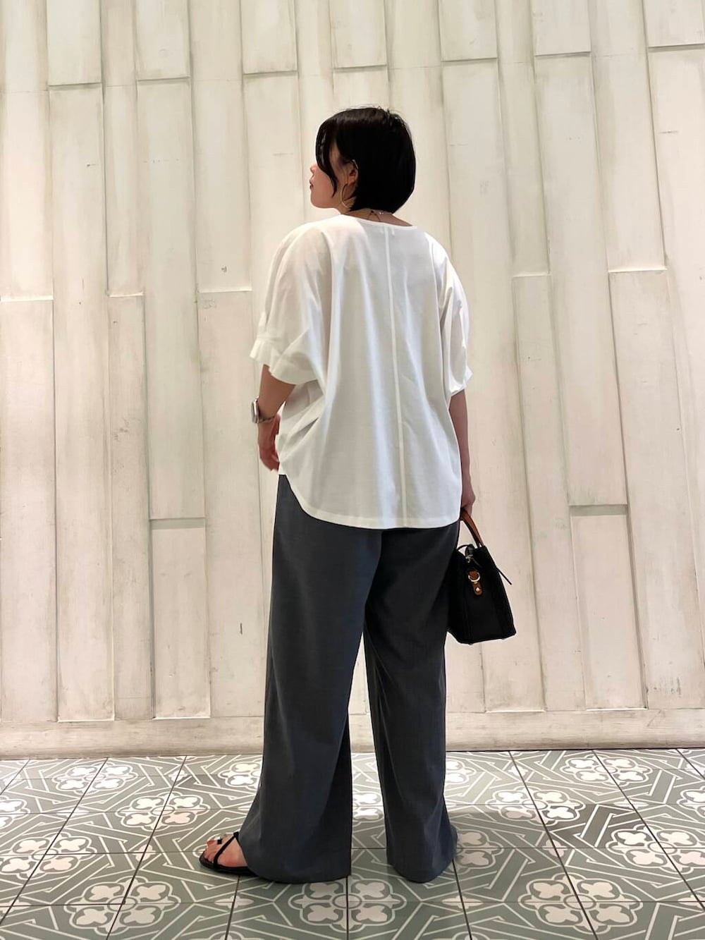 「Tシャツ、urbanresearchdoors、ママコーデ、バッグ、サンダル、RODESKO、パンツ、アーバンリサーチドアーズ、doors、低身長コーデ、ロデスコ、旅行コーデ、帰省コーデ、きれいめ派のtシャツコーデ、私が選ぶセールアイテム25ss」|「URBAN RESEARCHの『3サイズ展開』『イージーケア』タックギャザーストレートパンツ(その他パンツ、グレー系)」を使った、kaoriさん(レディース・148cm)の夏コーディネートの2枚目の写真