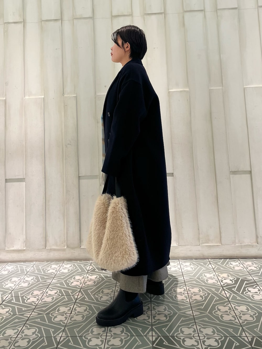 ブルー系のその他アウター、ホワイト系のニット/セーター、グレー系のワンピースを着用したレディースの冬コーディネートの3枚目の写真