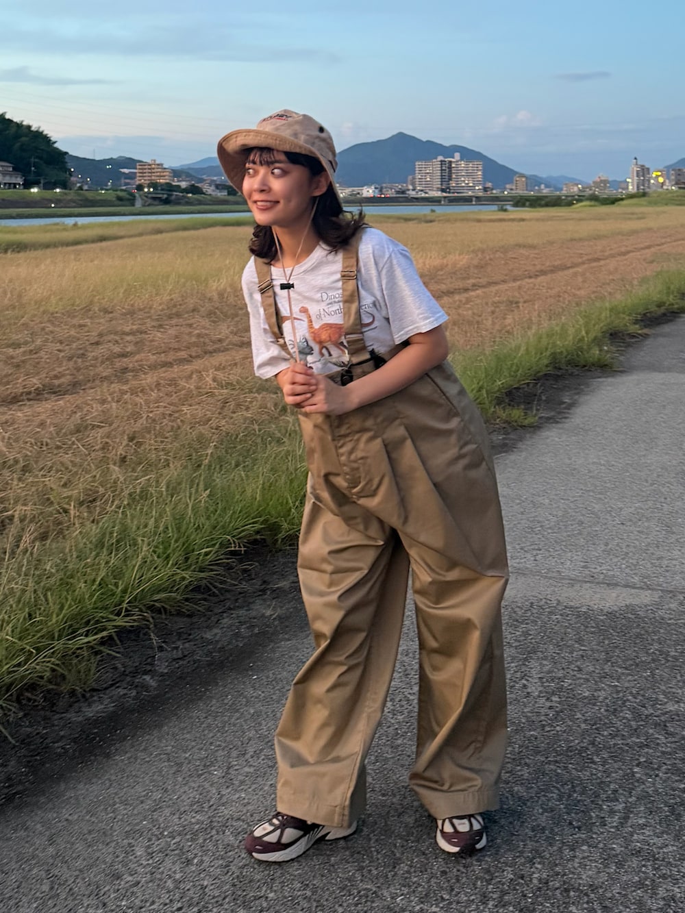 シルバー系のTシャツ/カットソー、ベージュ系のチノパンツ、ブラウン系のシューズを着用したレディースの夏コーディネートの2枚目の写真